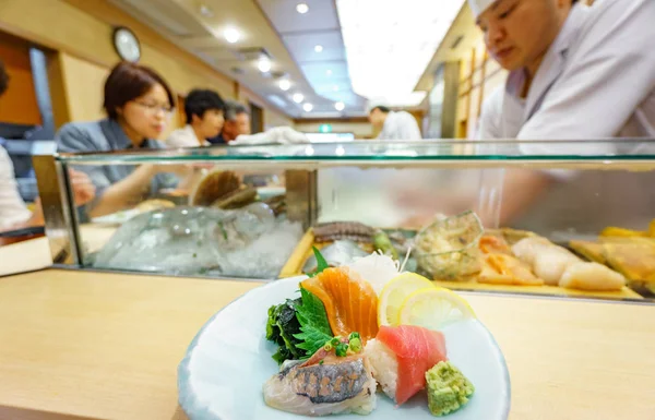 Sushi plate in a typical Japanese restaurant — Stock Photo, Image