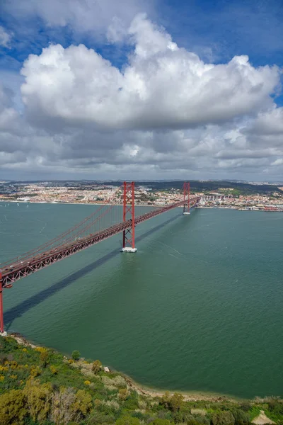 Вид на мост 25 де Абриль в Лисбоне — стоковое фото