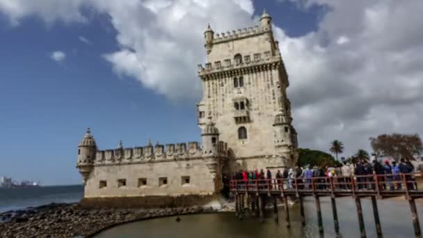 Wazig timelapse van Belem toren en toeristische rij op de oever van rivier de Tejo — Stockvideo