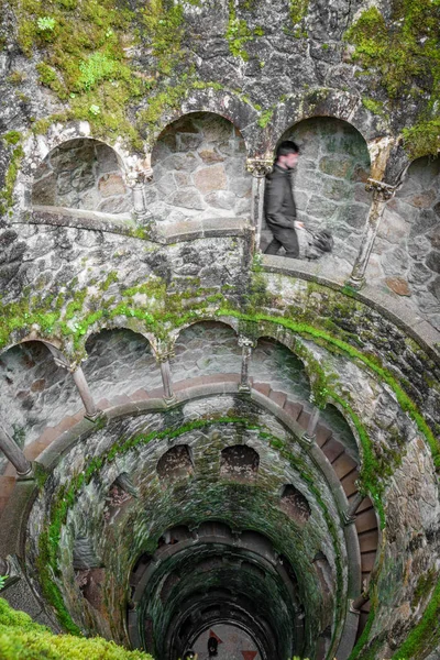 The Initiation Well vertical view with blurred tourist — Stock Photo, Image