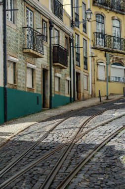 Lizbon yüksek eğim sokak demiryolu ve kiremit cepheli