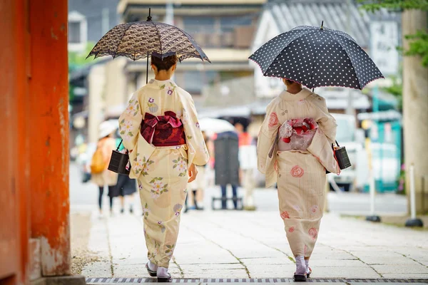 Japanska kvinnor i kimono med paraply — Stockfoto