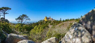 Sarayı da Pena hill geniş panorama üzerinden. Sintra, Lisbon. Portekiz