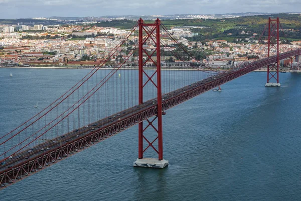 Vista superior del puente 25 de Abril en Lisboa sobre el río Tajo — Foto de Stock