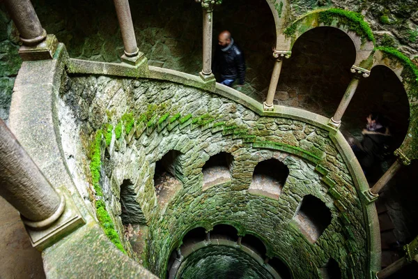 O padrão de Iniciação Bem com turistas desfocados — Fotografia de Stock