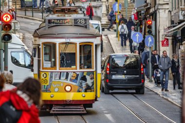Lizbon - 9 Nisan: Tanımlanamayan turist bekleme ünlü 28 çizgi tramvay için 9 Nisan 2018 Lizbon, Portekiz