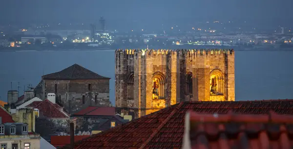 Lissabon katedralens topp torn på natten — Stockfoto