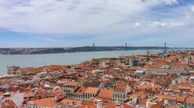 Lizbon çatılar timelapse Tagus Nehri ve asma köprü ile