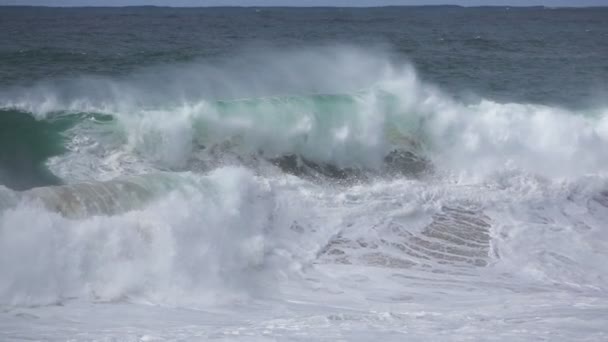 Olas salvajes rompiendo patrón — Vídeos de Stock