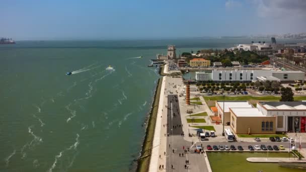 Belém-torony és a turisták timelapse Tejo folyó partján — Stock videók
