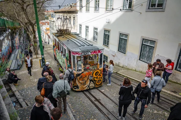 Lisabon - 3. dubna: Neznámí turisté Fotografujte da Gloria výtahu v úzké uličce z Lisabonu na 3 dubna 2018 v Lisabonu, Portugalsko — Stock fotografie