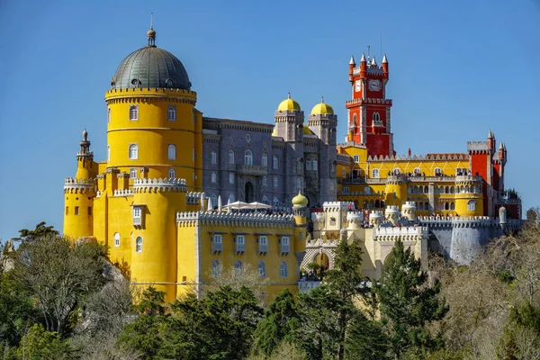 Palast da pena über Hügel. Sintra, Lissabon. portugal — Stockfoto