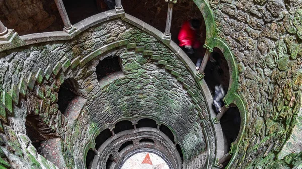 Il modello del pozzo di iniziazione con i turisti sfocati che scendono — Foto Stock