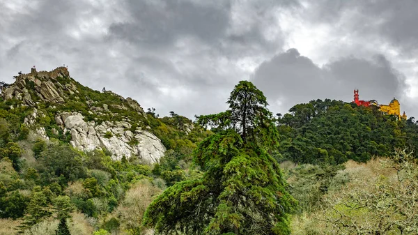 Paleis da Pena en kasteel van moros over heuvel. Sintra, Lissabon. Portugal — Stockfoto