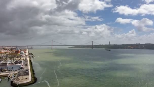 Vista superior timelapse del puente 25 de Abril desde el distrito de Belem en Lisboa — Vídeo de stock