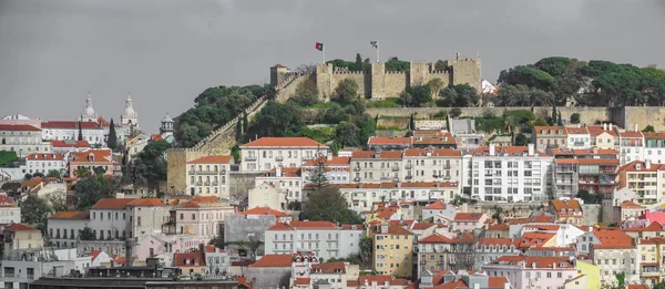 Castle of Saint George and the historical centre of Lisbon — Stock Photo, Image