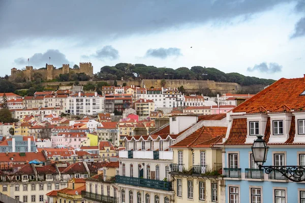 Kasteel van Sint Joris en Lissabon centrum in de schemering — Stockfoto