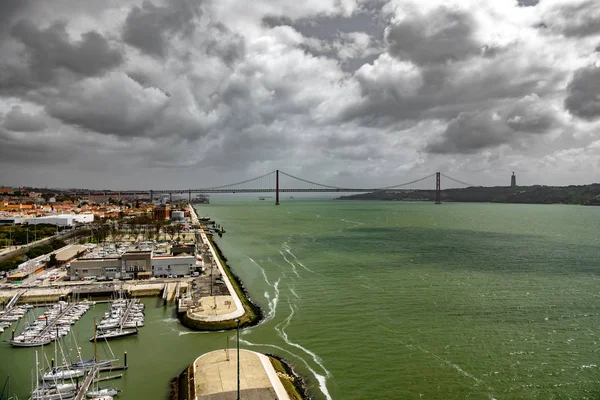 Amplia vista 25 de Abril Puente en Lisboa sobre el río Tajo — Foto de Stock