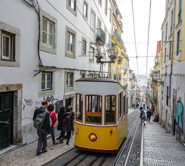 Lisabon - 3. dubna: Pohled shora Bica výtahu v úzké uličce z Lisabonu na 3 dubna 2018 v Lisabonu, Portugalsko — Stock fotografie