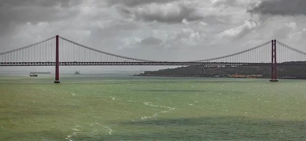 Long shot of 25 de Abril Bridge in Lisbon — Stock Photo, Image