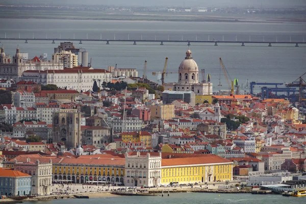 Long shot of Lisbon with cathedral, pantheon and Comercio plaza — Stock Photo, Image
