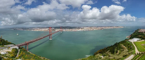Oversikt over 25 de Abril Bridge og Lisboa – stockfoto