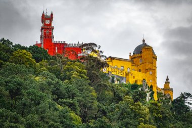 Sarayı da Pena hill dikiz üzerinden. Sintra, Lisbon. Portekiz