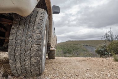 Büyük 4 x 4 araba tekerleği dağ zemin üzerinde duruyor