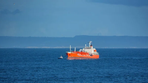 Gran barco cerca de la costa del océano — Foto de Stock
