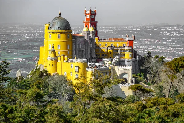 Palace da Pena over hill. Sintra, Lisbon. Portugal — Stockfoto