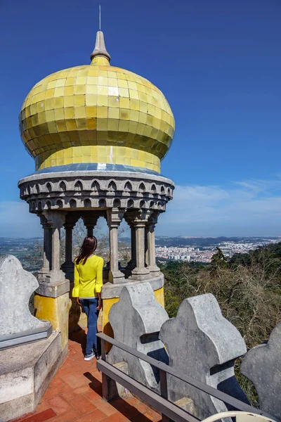 Da pena palácio cúpula amarela e turista — Fotografia de Stock