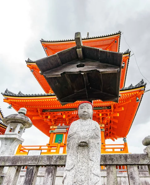 Estátua sob templo japonês — Fotografia de Stock