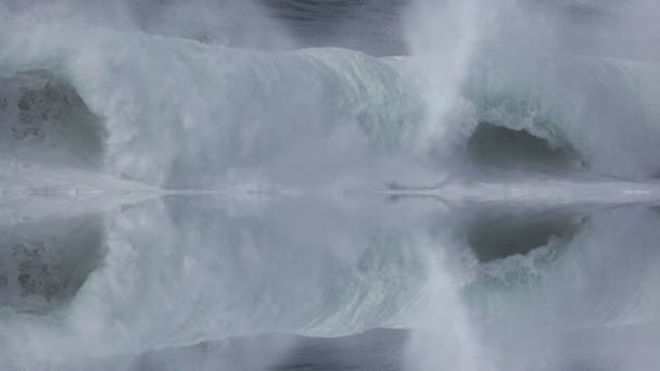 Wild waves breaking reflected — Stock Video