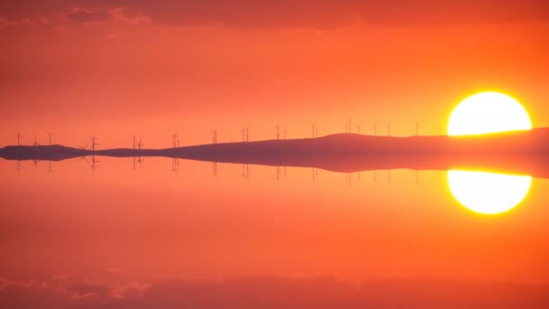 Energia limpa com turbinas eólicas ao pôr do sol, reflexão de lapso de tempo — Vídeo de Stock