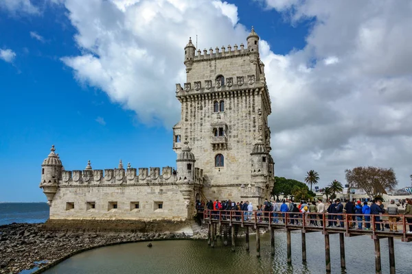 Lisbon, Portekiz - 4 Nisan 2018. Kalabalık turist Belem Kulesi, ünlü turistik Lizbon, Portekiz. — Stok fotoğraf
