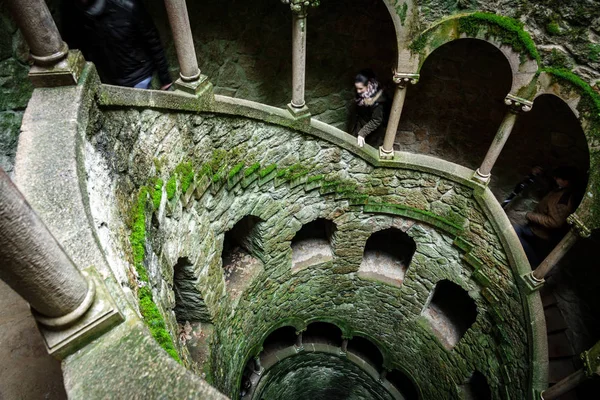 Lo schema del pozzo di iniziazione con tre turisti sfocati — Foto Stock