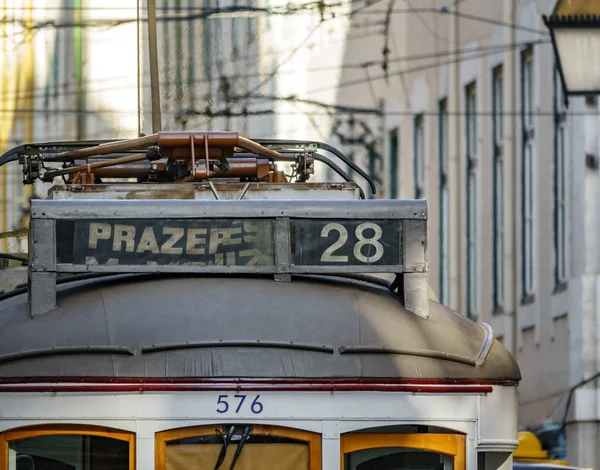 在里斯本著名的28电车线的顶部 — 图库照片