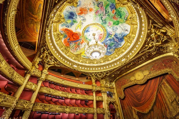 Párizs, Franciaország, május 17: A belső Opera de Paris, Palais Garnier, színes tető épült 1861-ben 1875-ben a május 17, 2015-ig Párizs. — Stock Fotó