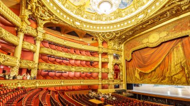 Paris, Fransa, 17 Mayıs: Turist ziyaret Opera de Paris, Palais Garnier'e, iç kimliği belirsiz grup 1861 1875 yılına 17 Mayıs 2015 yılında Paris üzerinde inşa edilmiş.