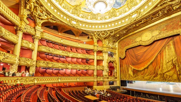 ปารีส, ฝรั่งเศส, 17 พฤษภาคม: กลุ่มนักท่องเที่ยวที่ไม่ระบุตัวตน เยี่ยมชมภายในโอเปร่าเดอปารีส, Palais Garnier, มันถูกสร้างขึ้นจาก 1861 ถึง 1875 ในวันที่ 17 พฤษภาคม ค.ศ. 2015 ในปารีส . — ภาพถ่ายสต็อก