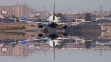 Jet yavaş çekimde, dikiz aynasından iniyor.