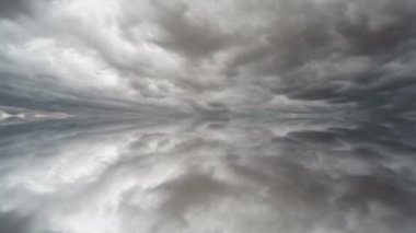 Fırtınalı bulutlar yansıma zaman atlamalı