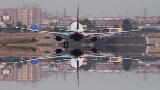 Jet pouso em movimento super lento, visão traseira — Vídeo de Stock