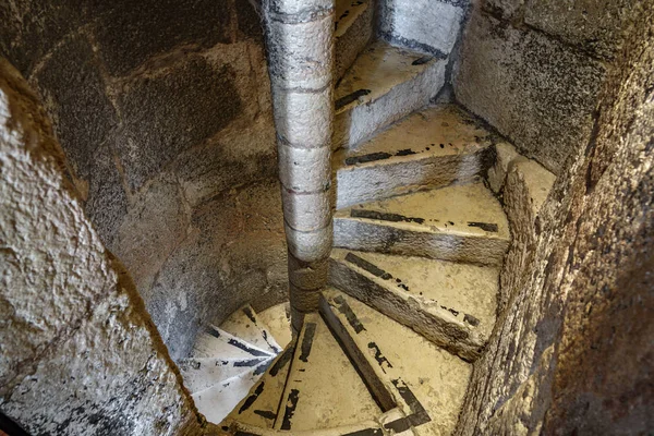 Enge Wendeltreppe — Stockfoto