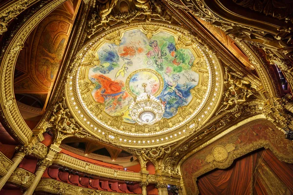 Párizs, Franciaország, május 17: A belső Opera de Paris, Palais Garnier, színes tető épült 1861-ben 1875-ben a május 17, 2015-ig Párizs. — Stock Fotó