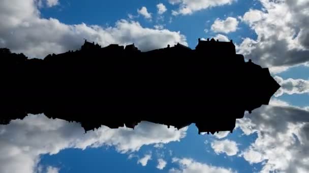 Edimburgo colina con el castillo retroiluminación reflexión — Vídeos de Stock