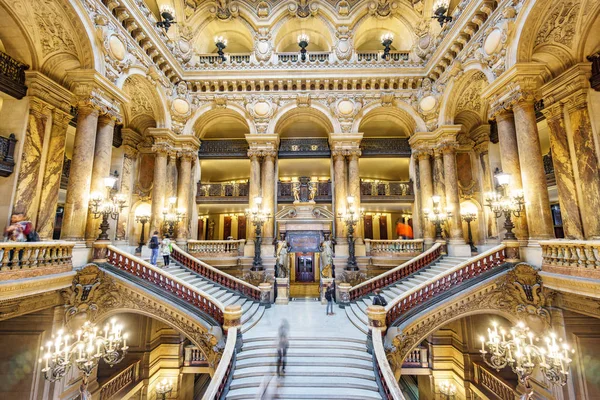 Párizs, Franciaország, május 17-én: Azonosítatlan csoport a turisták látogatása a lépcsőn, Palais Garnier, Párizsi Opera belső épült 1861-ben 1875-ben a május 17-én, 2015-ben Paris. — Stock Fotó