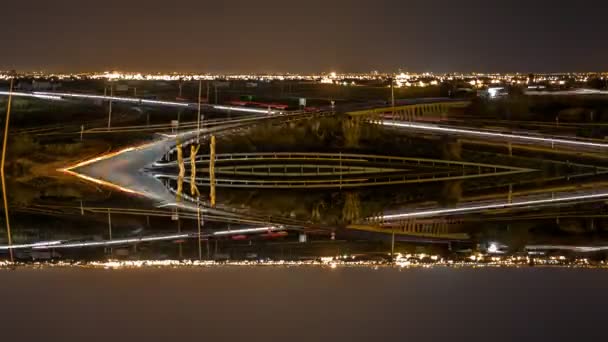 El lapso de tiempo con senderos de coches, horizonte de la ciudad y estrellas, refleja la fantasía — Vídeo de stock