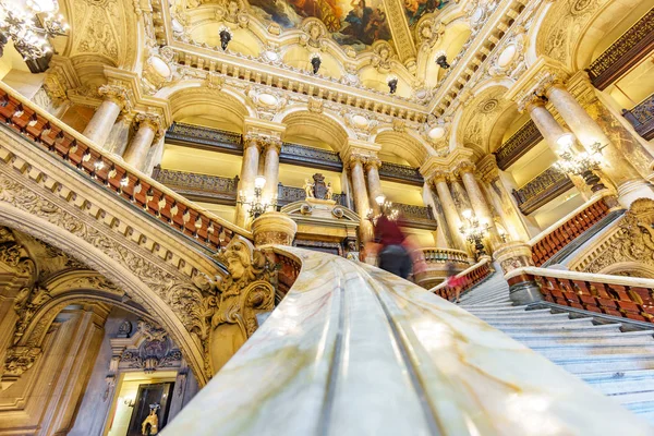 Párizs, Franciaország, május 17: Azonosítatlan homályos turisztikai látogatások a lépcsőn, Palais Garnier Opera de Paris belső, épült 1861-ben 1875-ben a május 17-én, 2015-ben Paris. — Stock Fotó