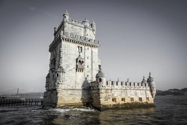 Lisbonne Torre de Belem contre ciel gris, marée haute — Photo